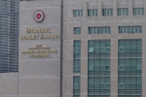 Işıl &Ouml;zgent&uuml;rk'e 'baş&ouml;rt&uuml;l&uuml;leri aşağılamaktan' hapis cezası