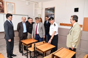 Okullardaki tadilat ve boya işlerini y&uuml;k&uuml;ml&uuml;ler yapıyor