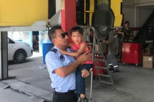 Minib&uuml;ste unutulan &ccedil;ocuk, ailesine teslim edildi