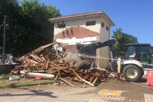 Bursa'da okul bah&ccedil;esindeki tehlike arz eden trafo yıkıldı