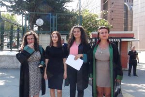 Gen&ccedil; kız g&ouml;zyaşları i&ccedil;inde yaşadığı dehşeti mahkemede anlattı