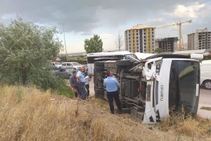 İş&ccedil;i servisi kaza yaptı:14 yaralı