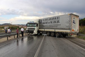 Kontrolden &ccedil;ıkan tır, karayolunu trafiğe kapattı