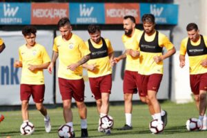 Son şampiyon Galatasaray sahaya &ccedil;ıktı
