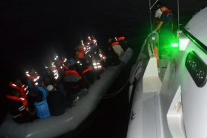 Kuşadası K&ouml;rfezi'nde 34'&uuml; &ccedil;ocuk 58 ka&ccedil;ak g&ouml;&ccedil;men yakalandı