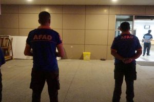 Ara&ccedil;tan d&uuml;şen paketi hastaneye g&ouml;t&uuml;rd&uuml;, AFAD harekete ge&ccedil;ti