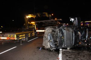 Otomobil orta ref&uuml;je &ccedil;arparak takla attı: 1 &ouml;l&uuml;, 4 yaralı