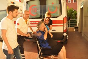 S&uuml;nnet d&uuml;ğ&uuml;n&uuml;ne giden aile kaza yaptı: 2 yaralı