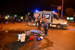Hafif ticari ara&ccedil; ile &ccedil;arpışan motosikletin s&uuml;r&uuml;c&uuml;s&uuml; &ouml;ld&uuml;