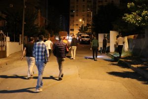 2 kişi i&ccedil;in ellerinde sopalarla n&ouml;bet tutuyorlar