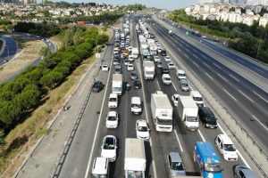 Direksiyon başında kalp krizi ge&ccedil;irdi, 6 araca &ccedil;arptı