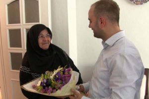 Altınlarını &ccedil;ay bah&ccedil;esinde d&uuml;ş&uuml;ren yaşlı kadına umre m&uuml;jdesi
