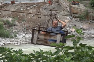 &Ccedil;oruh Nehri'ni ilkel teleferikle ge&ccedil;iyorlar