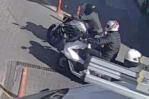 Alış veriş merkezinin otoparkında motosiklet hırsızlığı kamerada