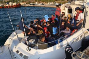 Fo&ccedil;a'da botla denizde s&uuml;r&uuml;klenen ka&ccedil;ak g&ouml;&ccedil;menler kurtarıldı