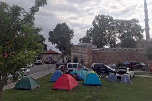 Kırkpınar i&ccedil;in gelenler, sokaklarda sabahladı