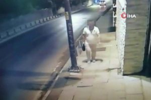 Camide hırsızlık yapan şahıs kamerada