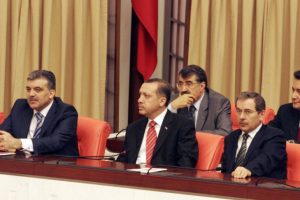"Davutoğlu'nun parti kurmaktan vazge&ccedil;eceği ihtimali &uuml;zerinde duruyorum"