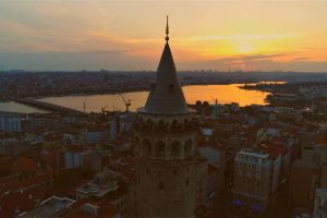 Galata Kulesi'nin g&uuml;n batımıyla birleşen manzarası mest etti