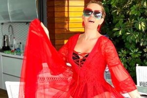 Selin Ciğerci'den mayolu paylaşım: "18'liklere taş &ccedil;ıkartırım"