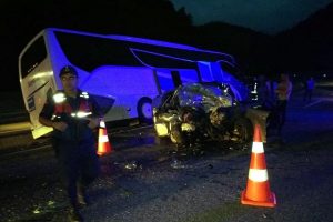 Otomobil ile yolcu otob&uuml;s&uuml; &ccedil;arpıştı; uzman &ccedil;avuş &ouml;ld&uuml;, 8 kişi yaralı
