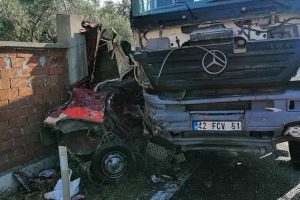 Otomobil beton kamyonuna &ccedil;arptı: 2 &ouml;l&uuml;