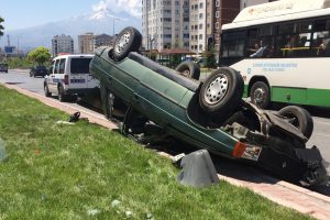 Ref&uuml;je &ccedil;arpan otomobil ters d&ouml;nd&uuml;