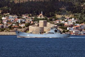 Rus savaş gemisi 'Orsk' &Ccedil;anakkale Boğazı'ndan ge&ccedil;ti
