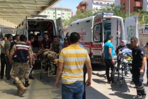 Askeri aracın ge&ccedil;işi sırasında patlama: 2 asker yaralı