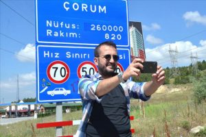 Barış Man&ccedil;o'dan esinlenip 81 ilin tabelasıyla fotoğraf &ccedil;ekti