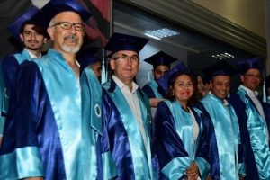 38 yıl &ouml;nce girdiği fak&uuml;lteden mezun oldu
