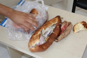 Dilencinin &uuml;zerinden ekmek arası para &ccedil;ıktı