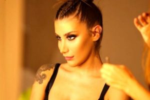 İrem Derici'den takip&ccedil;isine k&uuml;f&uuml;rl&uuml; yanıt