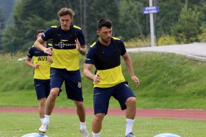 Fenerbah&ccedil;e g&uuml;n&uuml;n ilk idmanını yaptı