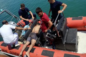Denizde mahsur kalan balık&ccedil;ılar kurtarıldı