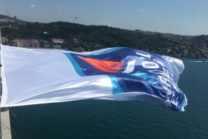 Anadolu Efes'in bayrağı İstanbul Boğazı'nda