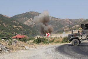 Siirt'te PKK'lı ter&ouml;ristlerce yola tuzaklanan patlayıcı infilak etti