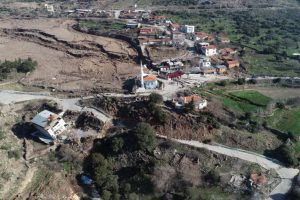 Mahalle diken &uuml;st&uuml;nde! Afet b&ouml;lgesi kabul edildi