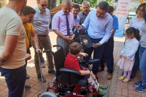 İlkokul &ouml;ğrencileri iki engelliye umut oldu