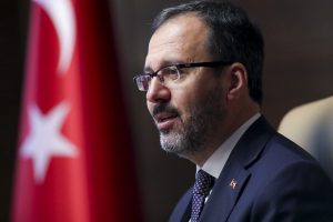 Bakan Kasapoğlu'ndan milli y&uuml;z&uuml;c&uuml; Beril B&ouml;cekler'e tebrik mesajı