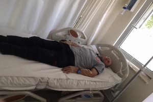 Yangını s&ouml;nd&uuml;rmek isteyen itfaiye ekiplerini arı soktu
