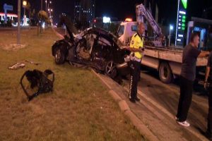 L&uuml;ks otomobiller &ccedil;arpıştı: 2 &ouml;l&uuml;, 3 yaralı