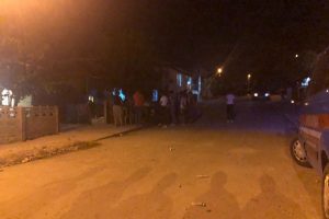 Mahalleli tacizcinin evini basıp eşyalarını sokakta ateşe verdi