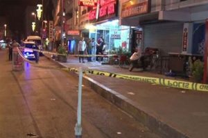 Gece yarısı caddede y&uuml;r&uuml;yen 2 kişiye ateş a&ccedil;tılar