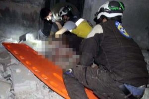 Suriye savaş u&ccedil;akları İdlib'te k&ouml;y&uuml; bombaladı: 10 &ouml;l&uuml;
