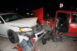 Bursa'da otomobiller kafa kafaya &ccedil;arpıştı: 2 yaralı