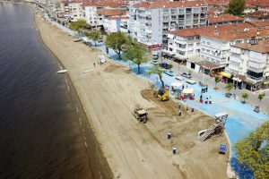 Bursa plajları yosunlardan temizleniyor!