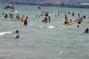 İstanbul'da sıcaklık 30 dereceyi aştı plajlar doldu