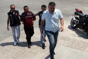 Uyuşturucu satıcısı cadde ortasında su&ccedil;&uuml;st&uuml; yakalandı