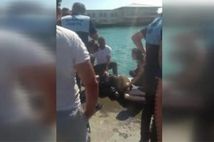 Denize d&uuml;şen kadını zabıta kurtardı